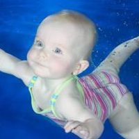 Обучаем грудничка плаванию  Малыши и материнство