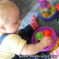 Учим малыша играть без помощи других  Малыши и материнство