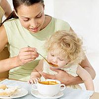 Приучаем малыша к еде взрослых