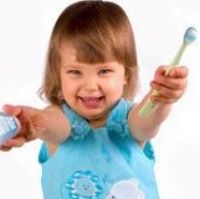 Учим малыша чистить зубы