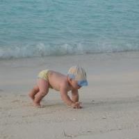 Малыш на пляже Малыши и материнство