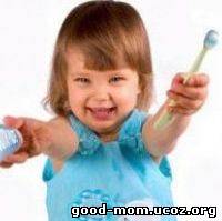 Учим малыша чистить зубы  Малыши и матер...