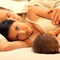 Кооперативный сон малыша с родителями: за и против